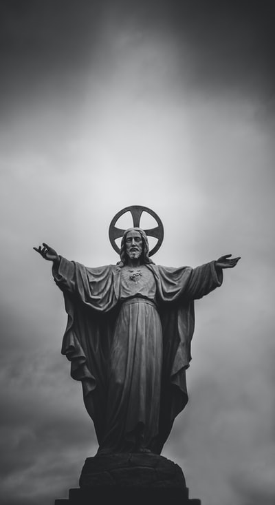 耶稣基督雕像的灰度照片